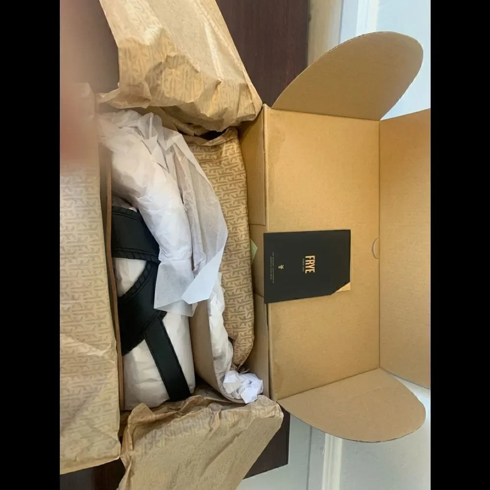 💥Frye Women’s leather feather criss cross black sandal size 7,5 NIB